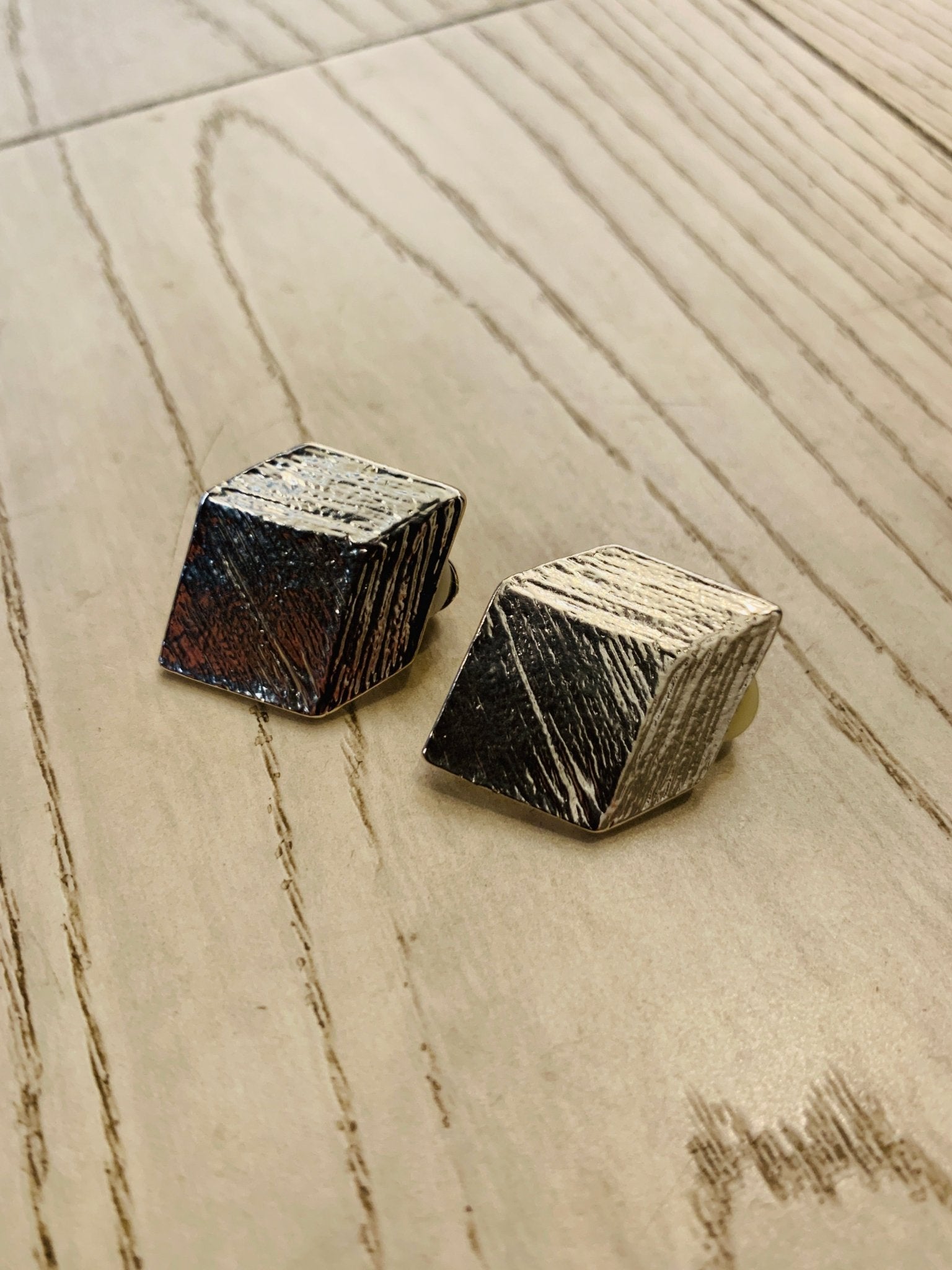 ONLY ONE CUBE (clip) Earrings - Maison Numéro 12